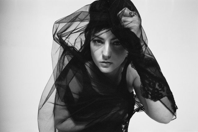 ANGEL OLSEN • LA FOLKSINGER AMERICANA ANNUNCIA IL TOUR EUROPEO: AD AGOSTO DUE DATE IN ITALIA