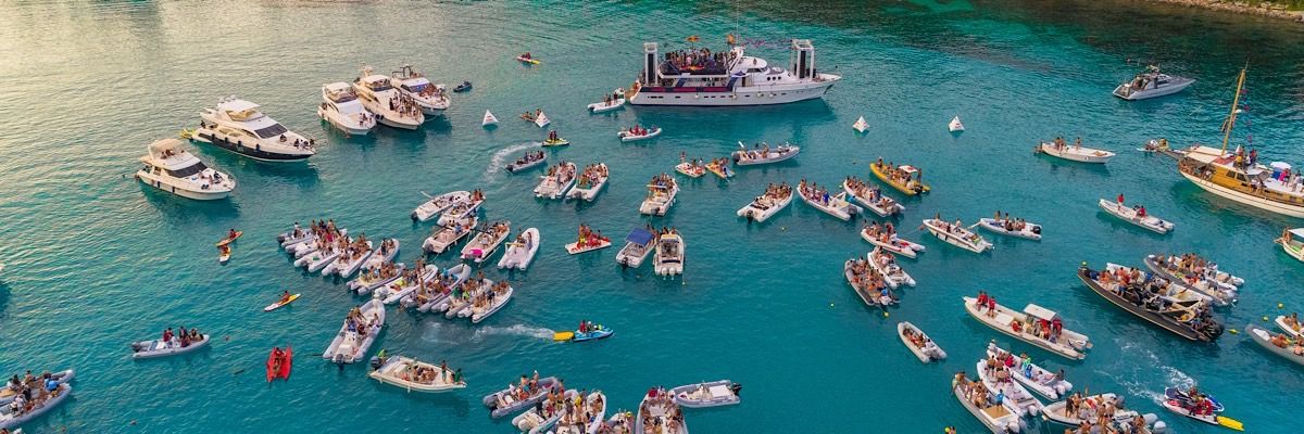 SALMO:  grande successo per il concerto in mare al largo della baia di Arbatax