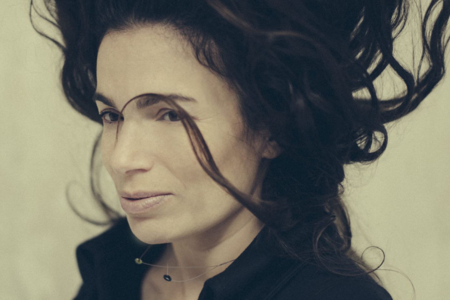 YAEL NAÏM • La cantautrice franco-israeliana pubblica oggi l’album NIGHTSONGS