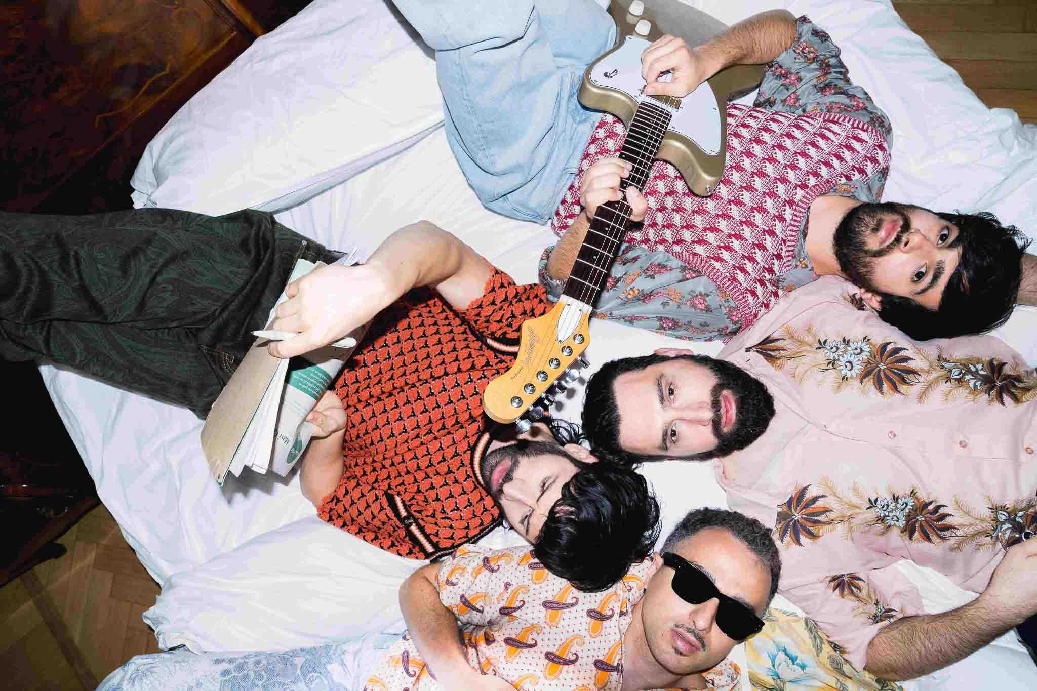 I Fast Animals and Slow Kids attraverso le stanze di Hotel Esistenza